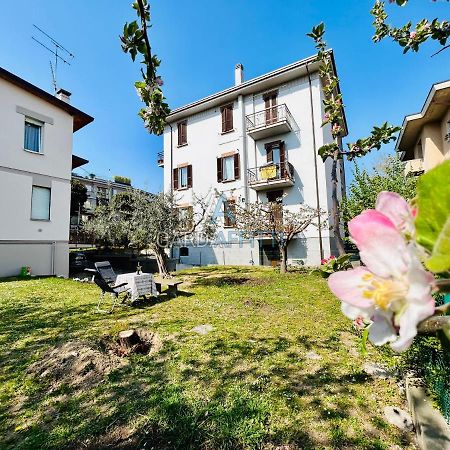 Ares Apartment - Vicino Al Lago Di Garda E Alla Stazione Treno Десенцано дел Гарда Екстериор снимка