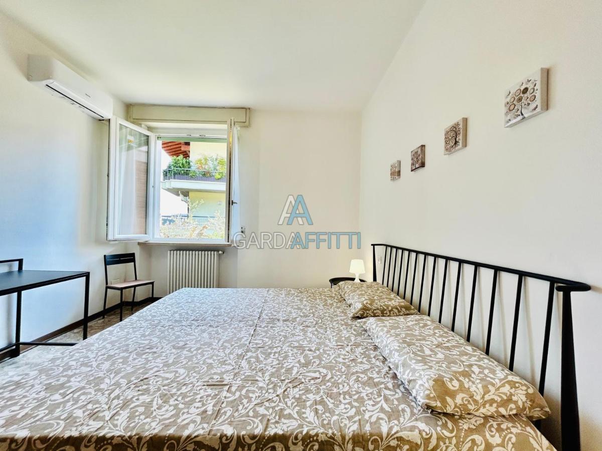 Ares Apartment - Vicino Al Lago Di Garda E Alla Stazione Treno Десенцано дел Гарда Екстериор снимка