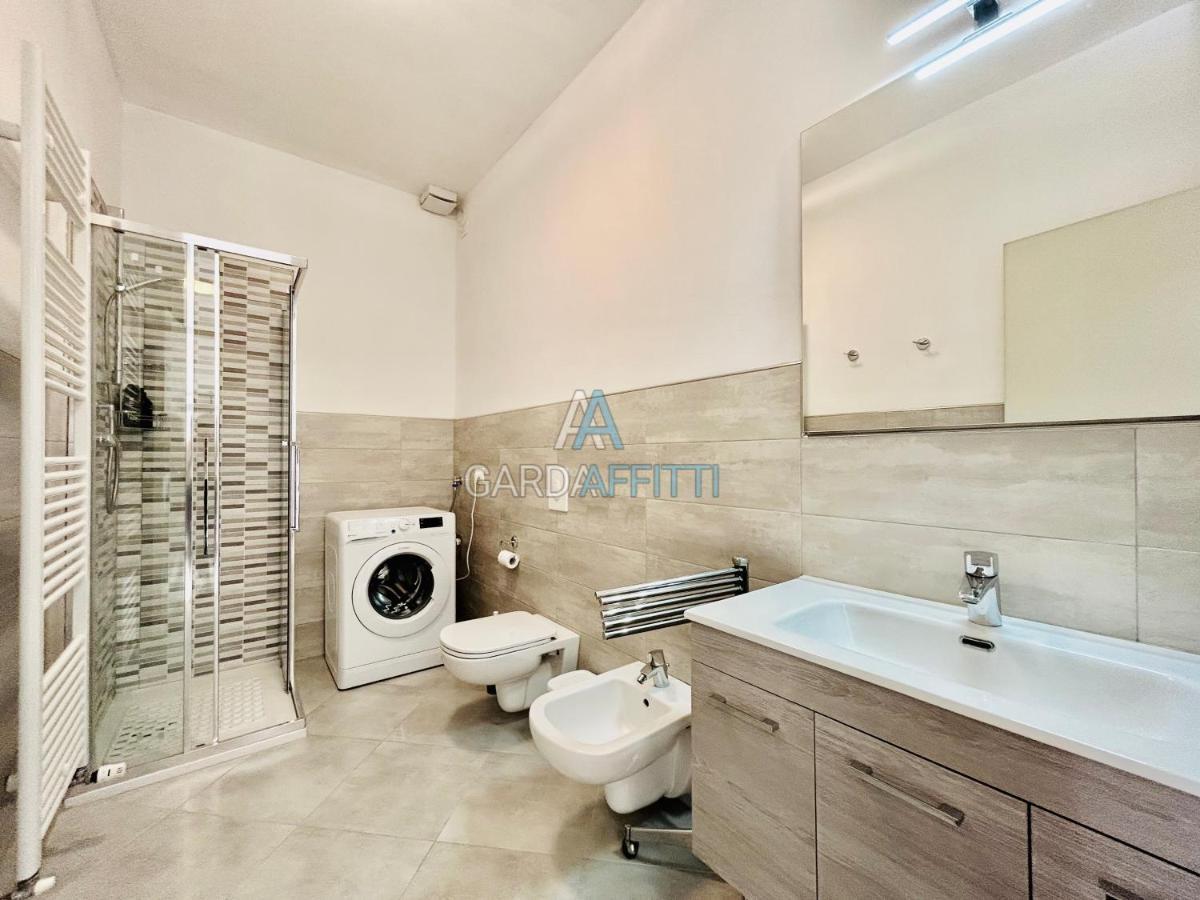 Ares Apartment - Vicino Al Lago Di Garda E Alla Stazione Treno Десенцано дел Гарда Екстериор снимка