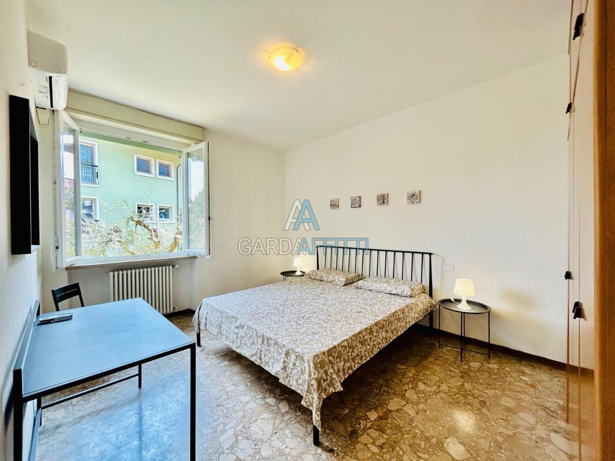 Ares Apartment - Vicino Al Lago Di Garda E Alla Stazione Treno Десенцано дел Гарда Екстериор снимка